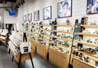 眼鏡店門可羅雀卻屹立不倒的背后 是暴利還是另有乾坤？